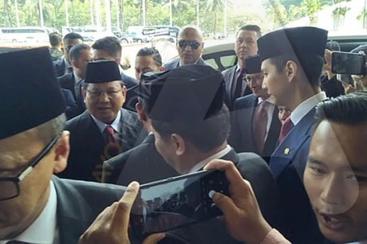 Prabowo Subianto dan Sandiaga Uno saat tiba di depan lobi Nusantara III Senayan, Jakarta, Minggu (20/10/2019)/Ayojakarta.com