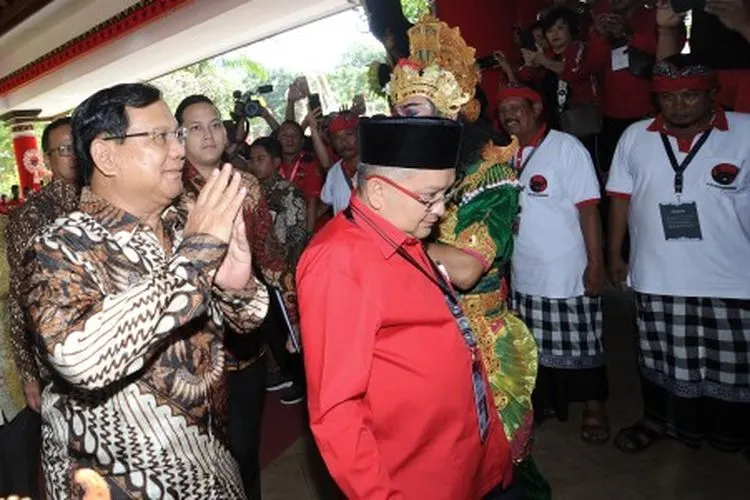 Ketua Umum Partai Gerindra Prabowo Subianto (kiri) berjalan memasuki ruangan Pembukaan Kongres V PDI Perjuangan di Sanur, Denpasar, Bali, Kamis (8/8/2019). Kongres V PDI Perjuangan akan diselenggarakan hingga 11 Agustus mendatang dengan mengambil tema
