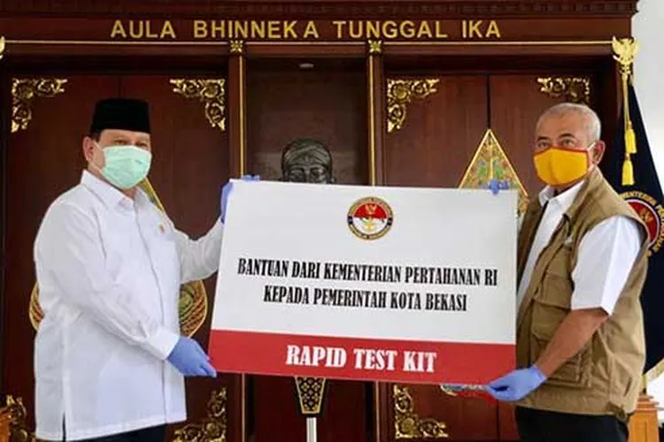 Menteri Pertahanan Prabowo Subianto menyerahkan bantuan untuk Bekasi yang diterima Wali Kota Bekasi Rahmat Effendi. (Foto: Humas Kemhan)
