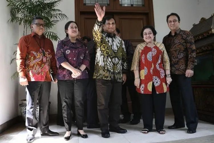 Ketua Umum PDI Perjuangan Megawati Soekarnoputri (kedua kanan) didampingi putra dan putri Puan Maharani (kedua kiri), Prananda Prabowo (kanan) serta Sekjen PDI Perjuangan Hasto Kristianto (kiri) menerima Ketua Umum Partai Gerindra Prabowo Subianto (tengah) di kediaman Jalan Teuku Umar, Jakarta, Rabu (24/7/2019). ANTARA FOTO/Puspa Perwitasari/hp.