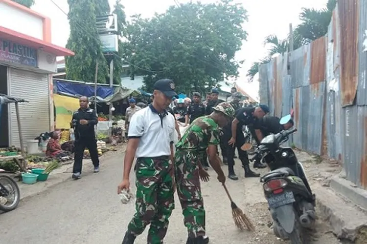 Prajurit TNI bersih-bersih pasar (Dispen Kormar)