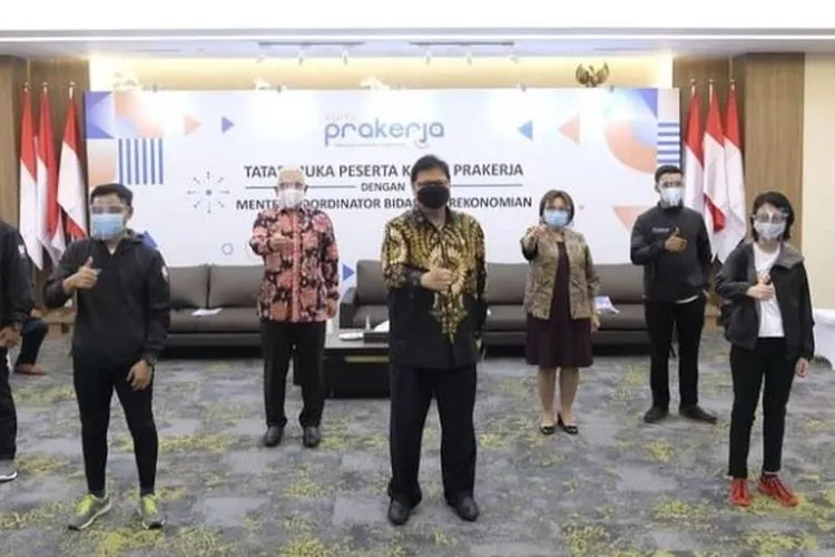 Menteri Koordinator Bidang Perekonomian Airlangga Hartarto bersama penerima manfaat Kartu Prakerja / instagram