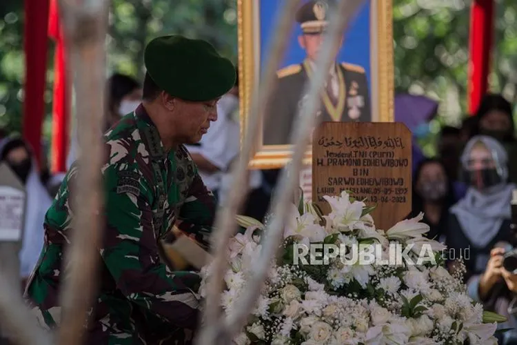 KSAD Jendral Andika Perkasa menyimpan karangan bunga di atas makam mantan KSAD Jendral TNI (Purn) Pramono Edhie Wibowo di Taman Makam Pahlawan Kalibata, Jakarta, Minggu (14/6/2020). Mantan KSAD Jendral TNI (Purn) Pramono Edhie Wibowo meninggal dunia pada Sabtu (13/6) sekitar pukul 19 Foto: Republika/Thoudy Badai