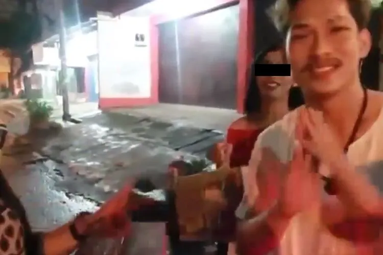 Penampilan Ferdian Paleka saat melakukan tipuan atau prank sembako isi sampah kepada para transpuan. (YouTube).