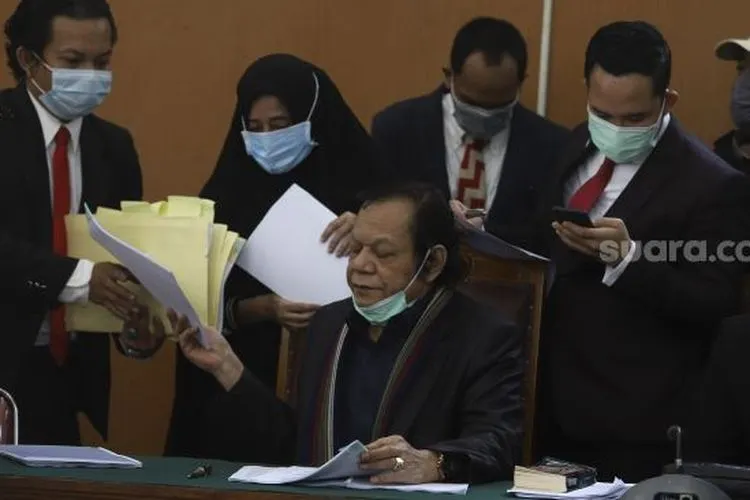 Tim kuasa hukum Habib Rizieq Shihab mempersiapkan berkas persidangan praperadilan di Pengadilan Negeri Jakarta Selatan, Senin (4/1/2021). [Suara.com/Angga Budhiyanto]