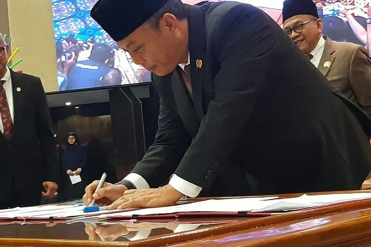 Ketua DPRD DKI Jakarta Prasetyo Edi Marsudi saat menandatangani Kebijakan Umum APBD (KUA) dan Prioritas Plafon Anggaran Sementara (PPAS) Perubahan APBD Provinsi DKI Jakarta Tahun Anggaran 2020 (Ayojakarta.Com/Aprilia Rahapit)