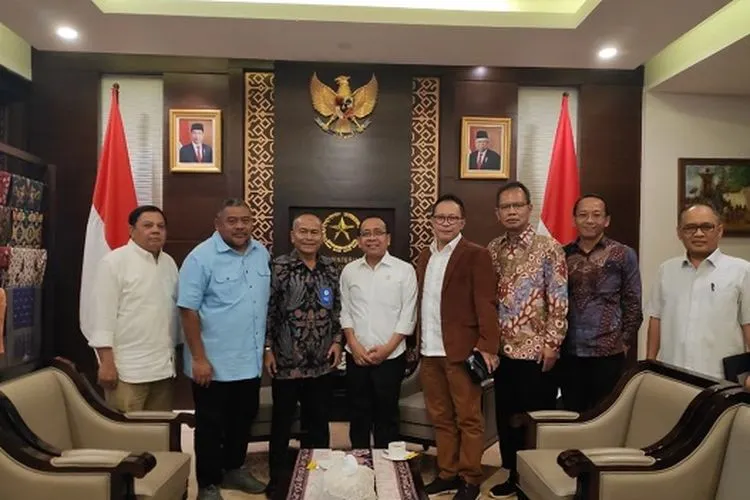 Menteri Sekretaris Negara, Pratikno (empat dari kiri), ketika menerima kedatangan Panitia HPN 2020 di kantornya, Jakarta Pusat, Senin (27/1/2020). (Dok. Humas HPN 2020)