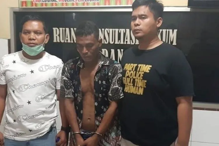 JU alias GA langsung diborgol polisi karena menantang dan memaki-maki anggota polisi. (ist).