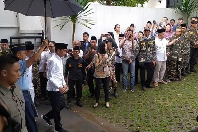 Presiden Joko Widodo (Jokowi) melayat ke rumah almarhum Salahuddin Wahid atau biasa dipanggil Gus Sholah. (Suara.com/Stephanus)