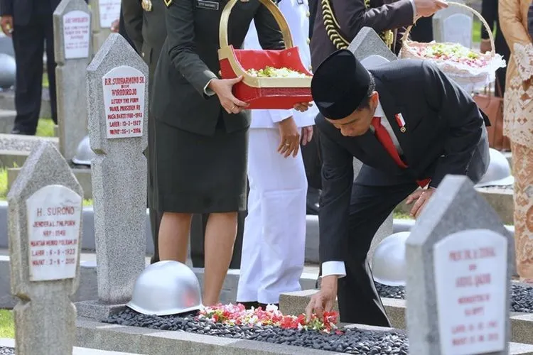 Presiden Jokowi menaburkan bunga di TMP Kalibata, Jakarta/dok tahun 2017. setkab.go.id