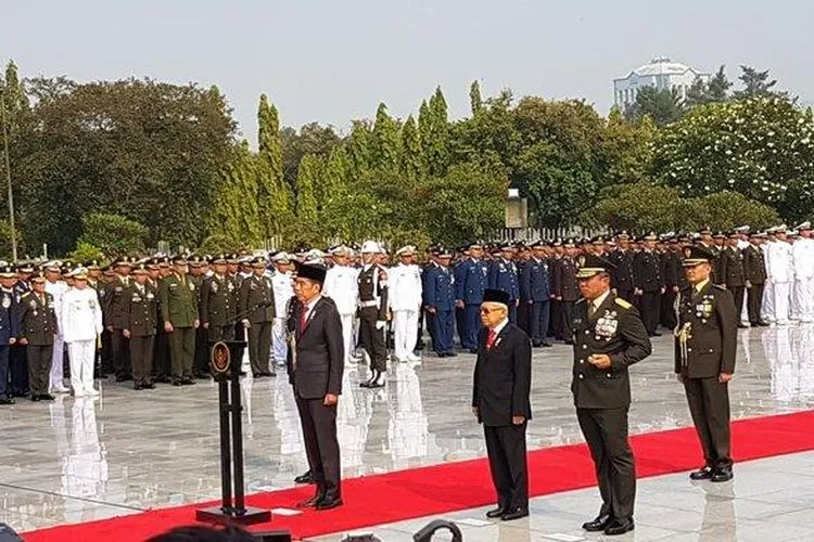 Presiden Joko Widodo memimpin Ziarah Nasional 2019 di Taman Makam Pahlawan, Jakarta, Minggu (10/11/2019)/Tribunnews