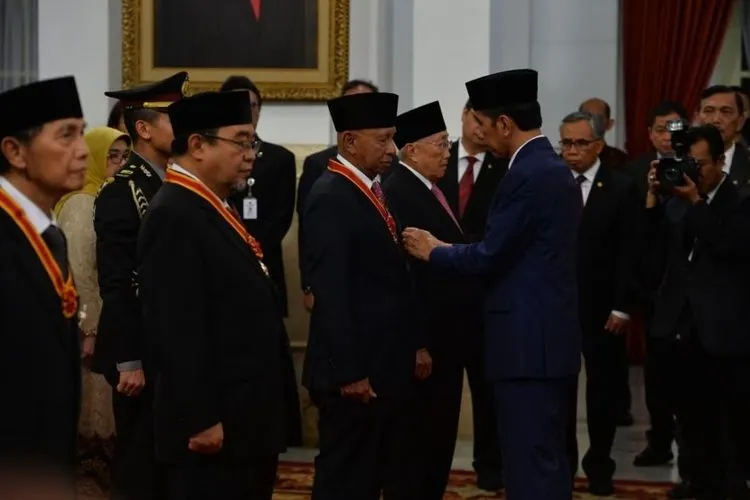Presiden Joko Widodo menyerahkan Tanda Kehormatan Republik Indonesia di Istana Negara, Jakarta, Kamis (15/8). Pemerintah memberikan tanda kehormatan yakni Bintang Mahaputera Utama, Bintang Mahaputera Naraya, Bintang Jasa Utama, Bintang Jasa Pratama, Bintang Jasa Naraya dan Bintang Budaya Parama Dharma kepada 28 orang tokoh,pengusaha,akademisi,pejabat dan mantan pejabat negara. (Foto: Republika/Edwin Dwi Putranto)