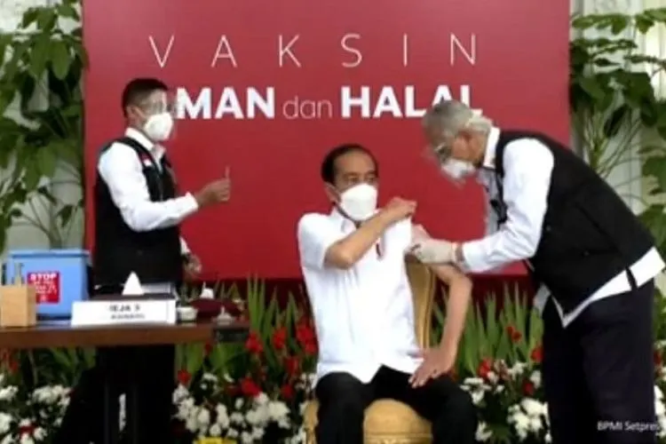 Wakil dokter Kepresidenan dokter Abdul Muthalib saat menyuntik Presiden Joko Widodo, Rabu (13/1/2021). (Dok: YouTube Sekretariat Presiden)