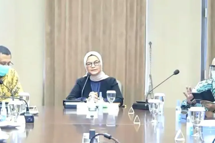 Direktur Operasi Bio Farma Rahman Roestan (kiri), Kepala BPOM Penny Lukito (tengah) dan Ketua Uji Klinis Fase III vaksin Covid-19 Sinovac, Kusnandi Rusmil (kiri) dalam konferensi pers progres uji klinis tahap III vaksin Covid-19 dari Sinovac Biotech di gedung Bio Farma Bandung, Kamis (26/11/2020) / Nur Khansa Ratnawati