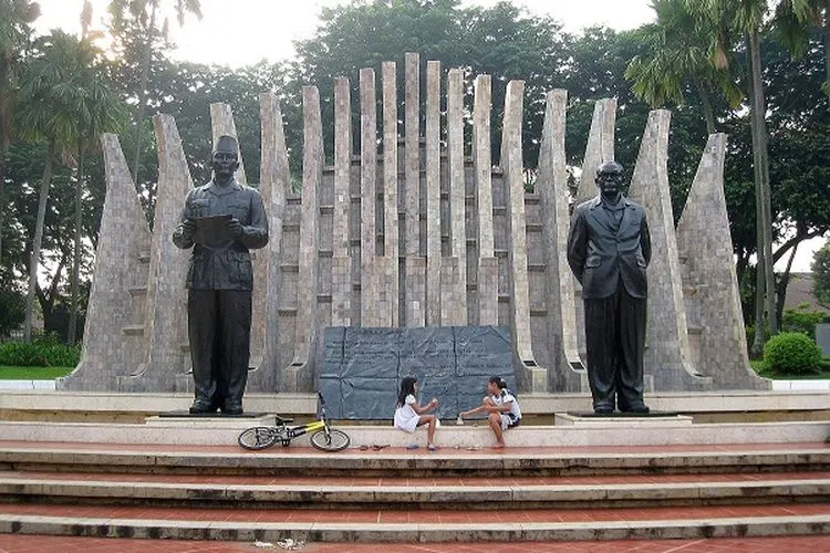 Tempat warisan sejarah dan cagar budaya berikut mengisahkan perjuangan kemerdekaan Indonesia sampai peristiwa proklamasi. Peran serta rakyat Indonesia dan tokoh nasional melebur menjadi situs dan dijadikan destinasi wisata. (Ayojakarta.com/ Wikimedia/Gunawan Kartapranata)
