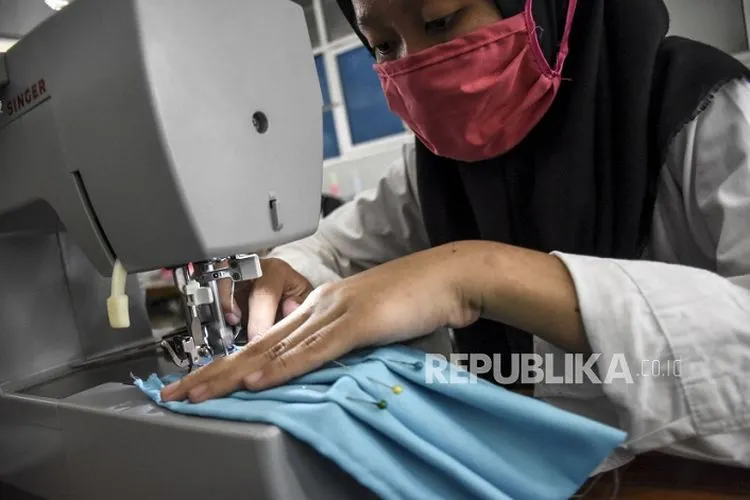 produksi masker berbahan kain  Foto: ABDAN SYAKURA/REPUBLIKA