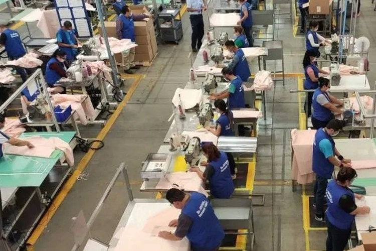 Produsen mobil Ford bikin APD dari bahan baku airbag (Motor1.com)