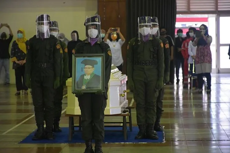 Pimpinan dan civitas akademika Undip mengikuti upacara persemayaman almarhum Guru Besar Undip dari Fakultas Kedokteran Prof. Dr. dr. Ag. Soemantri, SpAK. S.Si di gedung auditorium kampus Undip Peleburan, Selasa (22/9/2020). (dok)