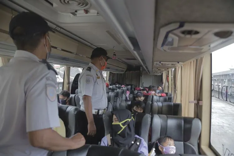 petugas sedang melakukan pengecekan protokol kesehatan pada bus/dok: utara.jakarta.go.id