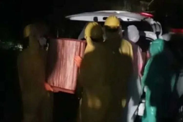 Proses pemakaman pasien Covid-19 di Kabupaten Sidrap Sulawesi Selatan. (suara.com)