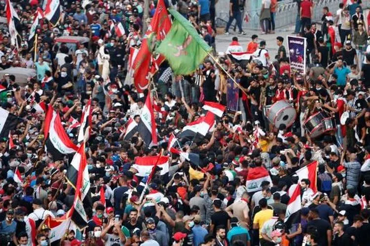 Ribuan demonstran anti pemerintah turun ke jalan-jalan di Kota Baghdad/Reuters