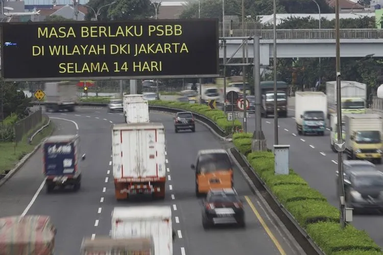 Pekerja melintas di Terowongan Kendal di Kawasan Sudirman, Jakarta Pusat, Senin (8/6). [Suara.com/Alfian Winanto]