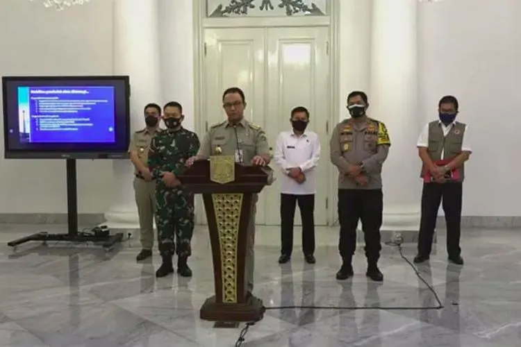 Gubernur DKI Anies Baswedan bersepeda. (dok Republika)