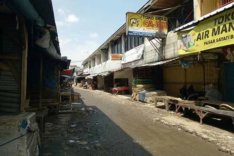 Pasar tradisional Desa Sayati, Kecamatan Margahayu, Kabupaten Bandung terpantau sepi, Rabu (22/4/2020) siang. (Ayobandung.com/Eneng Reni)