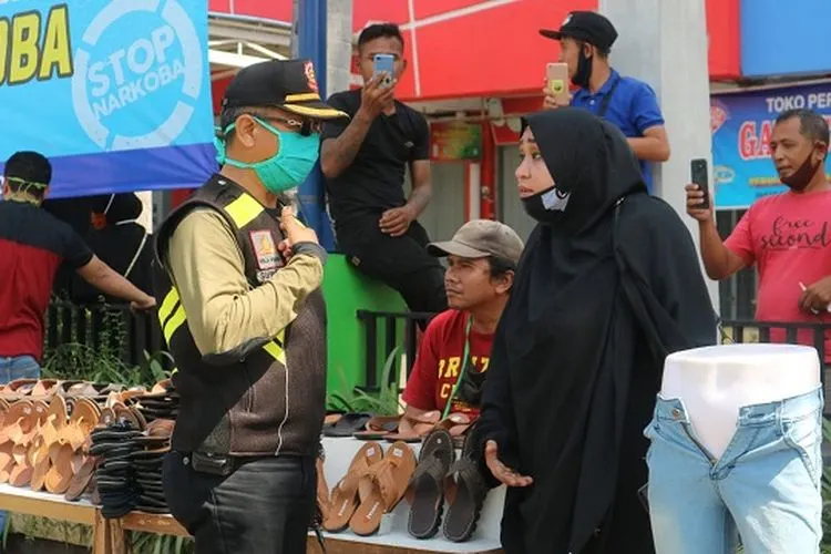 Petugas menyosialisasikan ketentuan PSBB kepada pedagang di luar pengecualian yang bersikeras berjualan di sekitar PGC, Jalan Siliwangi, Kota Cirebon.  (Ayocirebon.com/Erika Lia)