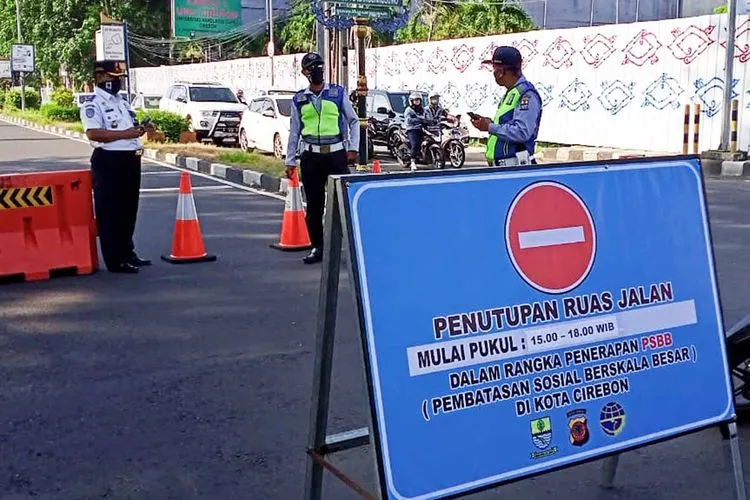 Penyekatan di Jalan Cipto Mangunkusumo saat PSBB Tingkat Jabar di Kota Cirebon. (Ayocirebon/Erika Lia)