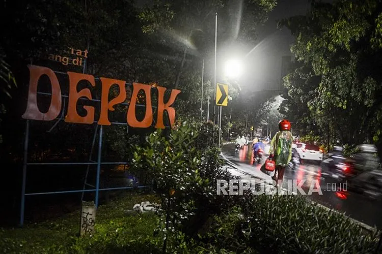 [ilustrasi] Polisi mengimbau pengendara motor berboncengan yang akan menuju Jalan Raya Margonda saat hari pertama pemberlakukan Pembatasan Sosial Berskala Besar (PSBB) di perbatasan Jakarta dan Depok, Lenteng Agung, Jakarta, Rabu (15/4). Pemerintah Provinsi Jawa Barat mulai memberlakukan PSBB di lima wilayah yaitu, Kota Bogor, Kabupaten Bogor, Kota Depok, Kota Bekasi dan Kabupaten Bekasi selama 14 hari hingga Selasa (28/4/2020) untuk mencegah penyebaran Virus Corona  (Foto: Republika/Putra M. Akbar)
