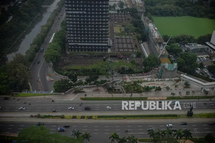 Suasana hari pertama PSBB fase II DKI Jakarta di Jalan Jenderal Sudirman/ Republika