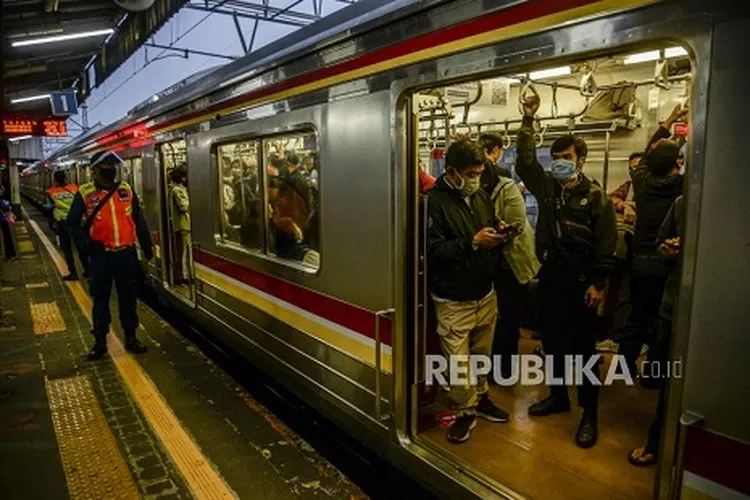 Mobilitas warga yang bekerja baik di dalam Jakarta atau dari dan menuju Jakarta diklaim sebagai salah satu penyebab masih tingginya angka corona di DKI/ Republika