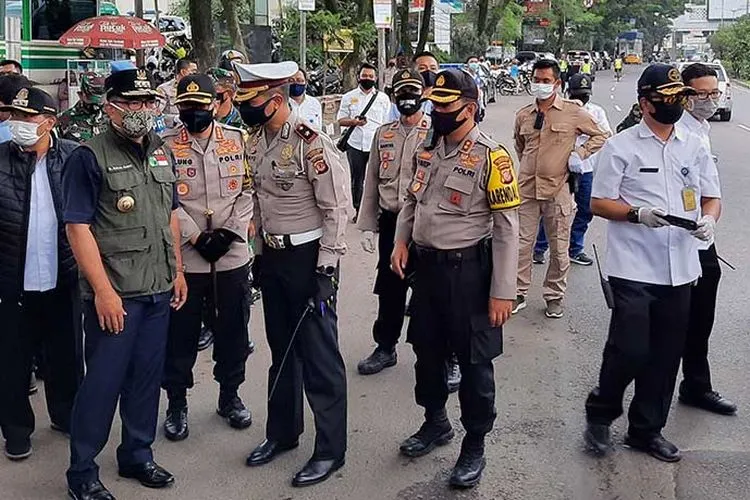 Polisi mencatat ratusan pelanggaran aturan di hari pertama Pembatasan Sosial Berskala Besar (PSBB) di Kota Bandung, Rabu (22/4/2020).