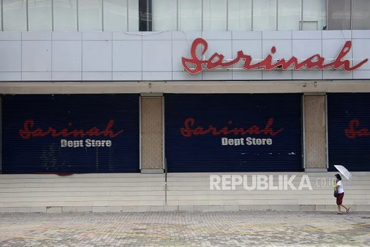 Warga berjalan di kawasan pusat perbelanjaan Sarinah yang tutup saat pemberlakuan Pembatasan Sosial Berskala Besar (PSBB) pada hari ke dua di DKI Jakarta, Sabtu (11/4/2020). DKI Jakarta masih menjadi pusat episentrum COVID-19 di Indonesia (FOTO : Prayogi/Republika)