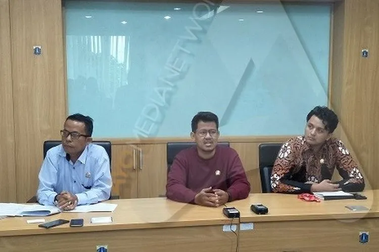 Dari kiri: Anggota DPRD DKI Anthony Winza, Idris Ahmad dan Anggara Wicitra dalam konferensi pers Fraksi PSI/Ayojakarta.com-Aprilia Rahapit