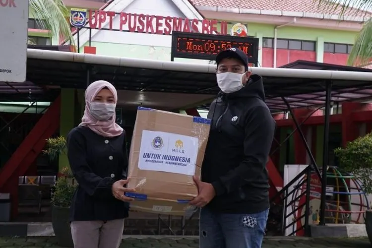 PSSI menjalin kerja sama dengan Mills selaku official apparel Timnas Indonesia membagikan 1.000 alat pelindung diri (APD) di beberapa fasilitas pelayanan kesehatan. (dok PSSI)