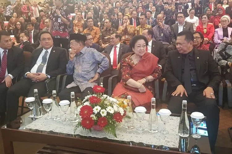 Ketua BPK, Agung Firman Sampurna, mantan Wakil Presiden Jusuf Kalla, mantan Presiden RI Megawati Soekarnoputri dan Ketua MPR Bambang Soesatyo saat menghadiri penganugerahan gelar Doktor Honoris Causa dalam Bidang Kebudayaan dan Kebijaksanaan Pembangunan Manusia kepada Ketua DPR, Puan Maharani di Universitas Diponegoro (Undip), Semarang, Jawa Tengah, Jumat (14/2/2020)