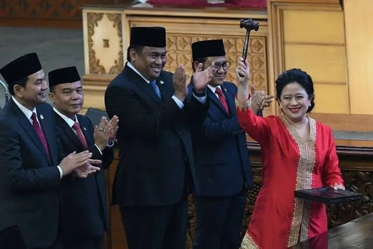 Ketua DPR RI, Puan Maharani, mengacungkan palu disaksikan Wakil Ketua M Aziz Syamsuddin (kiri), Sufmi Dasco Ahmad (kedua kiri), Rahmad Gobel (ketiga kiri), dan Muhaimin Iskandar (keempat kiri) usai pelantikan pimpinan DPR dalam Rapat Paripurna ke-2 Masa Persidangan I Tahun 2019-2020 di Kompleks Parlemen, Senayan, Jakarta, Selasa (1/10/2019)/Antara Foto