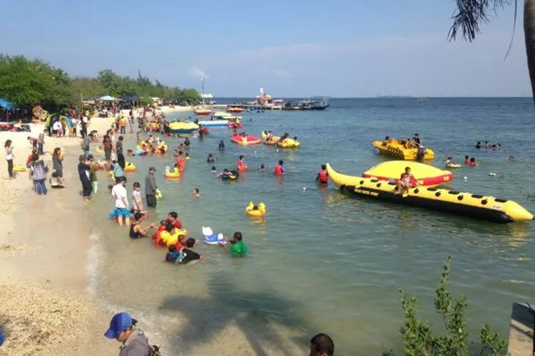 Wisatawan menikmati pantai di Pulau Untung Jawa (tripadvisor.co.id)