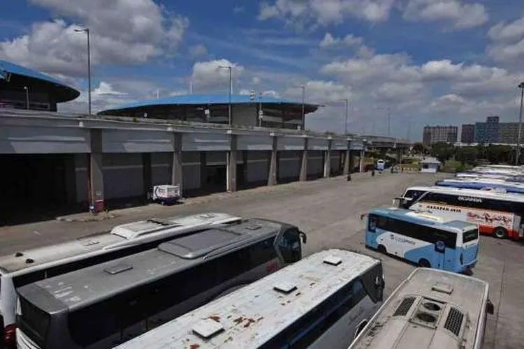 Suasana di Terminal Pulogebang, Jakarta, Kamis (22/12). Foto: Suara.com