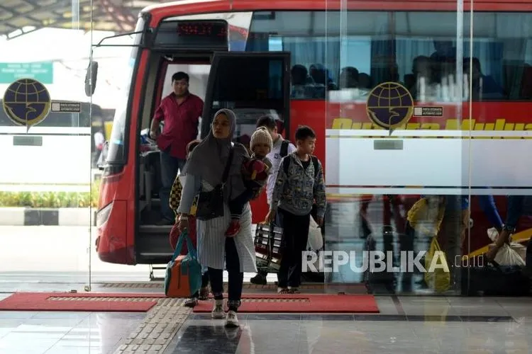 Sebagai ilustrasi, penumpang menggunakan bus AKAP di Terminal Terpadu Pulo Gebang/ Republika