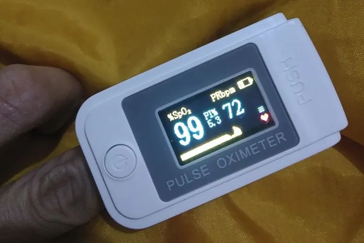 Pulse Oximeter, alat pengukur saturasi oksigen dalam darah yang penting dimiliki pasien Covid-19 saat isolasi mandiri (Ayojakarta/Firda)