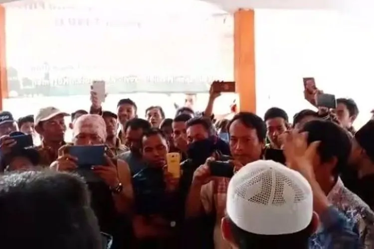 Takut jalani rapid test, puluhan orang menyerbu kantor lurah di Kelurahan Mesjid Priyayi, Kecamatan Kasemen, Kota Serang, Senin (15/6/2020) siang.