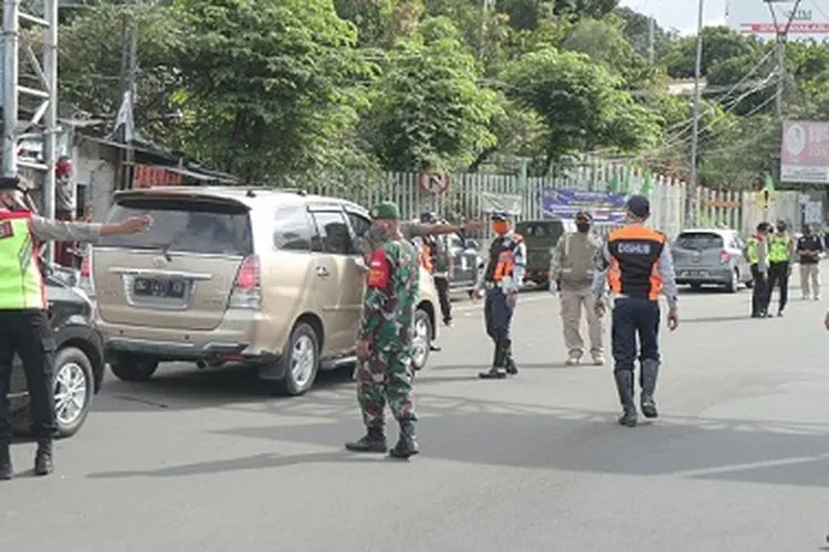 Petugas melakukan razia kendaraan bagi wisatawan di Puncak. (dok)