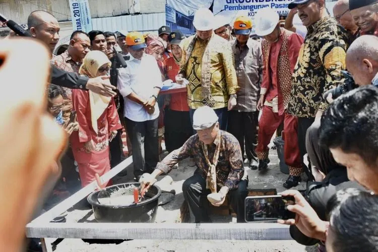 Menko Bidang Perekonomian Airlangga Hartanto Menteri Basuki juga melakukan groundbreaking revitalisasi Pasar Rakyat Pariaman/Biro Komunikasi Publik Kementerian PUPR