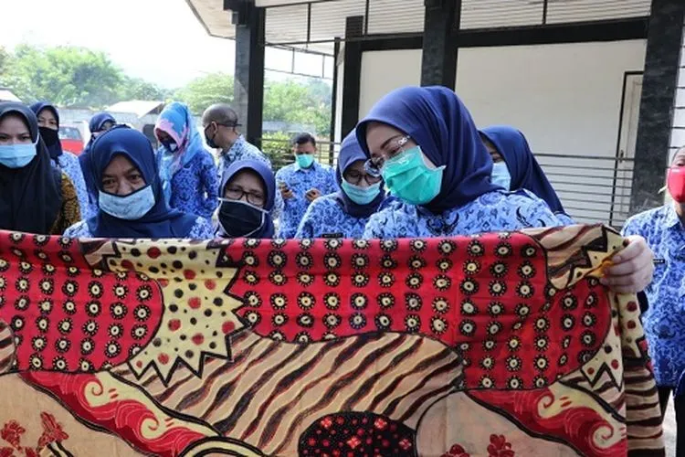 Bupati Purwakarta saat menunjukan batik khas Purwakarta saat berkunjung ke Eks Kantor Pendidikan UPTD Sukatani.