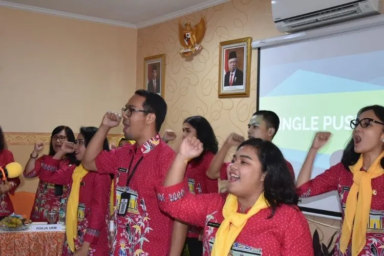 Pegawai Puskesmas Duren Sawit menyambut tim penilai Re Akreditasi Puskesmas Kemenkes (timur.jakarta.go.id)