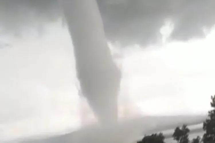 Angin puting beliung terjadi di tengah perairan Waduk Gajahmungkur, Desa Sendang, Kabupaten Wonogiri, Jawa Tengah, Rabu (20/1) pukul 16.30 WIB. (Relawan PB Wonogiri)