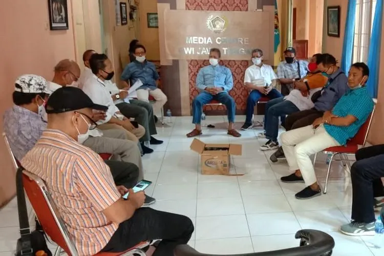 Sekretaris PWI Jateng Isdiyanto Isman (tengah) saat jumpa pers di Gedung Pers, Jalan Trilomba Juang Semarang, Senin (24/8/2020). (dok PWI Jateng)